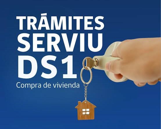 Mano girando una llave con un llavero en forma de casa junto al texto "Trámites SERVIU DS1, compra de vivienda"